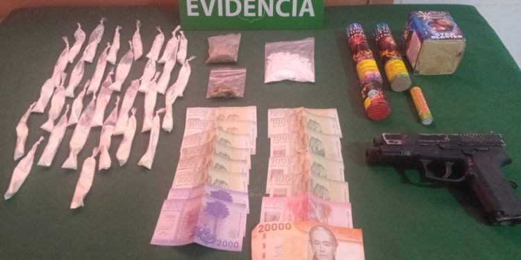 Carabineros incautó drogas, fuegos artificiales y pistola de aire comprimido en Pozo Almonte