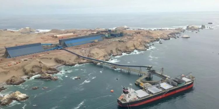 Golpe a Collahuasi: Justicia retrotrae proyecto de US$3 mil 200 millones aprobado hace 5 años y con desaladora construida