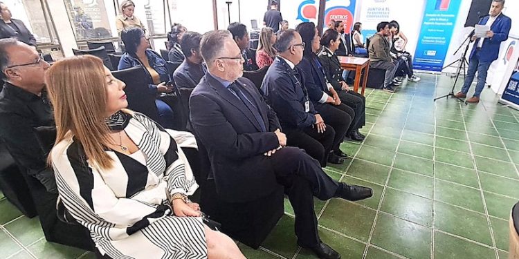 Jóvenes avanzan en su reinserción social y laboral tras recibir certificación de curso de peluquería de Sence