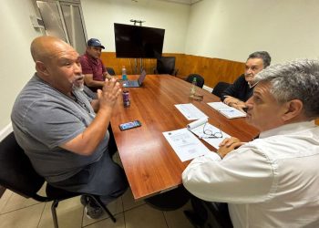 Conductores de taxis y colectivos crean federación regional