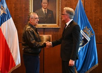 La Fuerza Aérea de Chile y Reino Unido refuerzan cooperación en defensa, espacio y Antártica