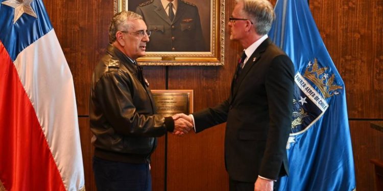 La Fuerza Aérea de Chile y Reino Unido refuerzan cooperación en defensa, espacio y Antártica