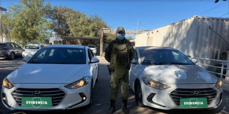 En Tres Cerritos, aledaño al pueblo de Cancosa, Carabineros recuperó dos vehículos