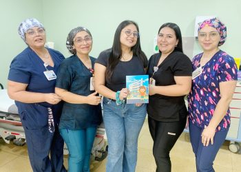 Niñas y niños que deben operarse en el Hospital de Arica acceden a cuento donado por terapeuta ocupacional
