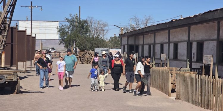 Cerca de mil personas recorrieron las salitreras para recorrer el patrimonio industrial y pampino