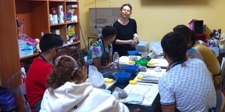 Jóvenes en proceso de reinserción realizan taller de cerámica ancestral