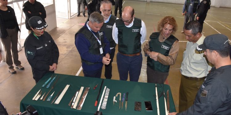Ministro de Seguridad en terreno: Supervisan masivo allanamiento en cárcel de Alto Hospicio