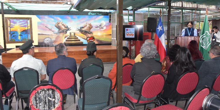 15 internas del CCP de Iquique se graduaron como muralistas en el programa «Somos Barrios»