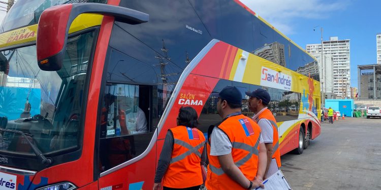 Dirección del Trabajo fiscaliza buses interurbanos por fin de semana largo