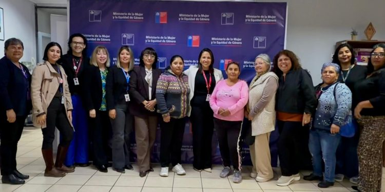 La voz de las cuidadoras toma protagonismo en la Mesa Regional liderada por la Seremi de la Mujer y la Equidad de Género