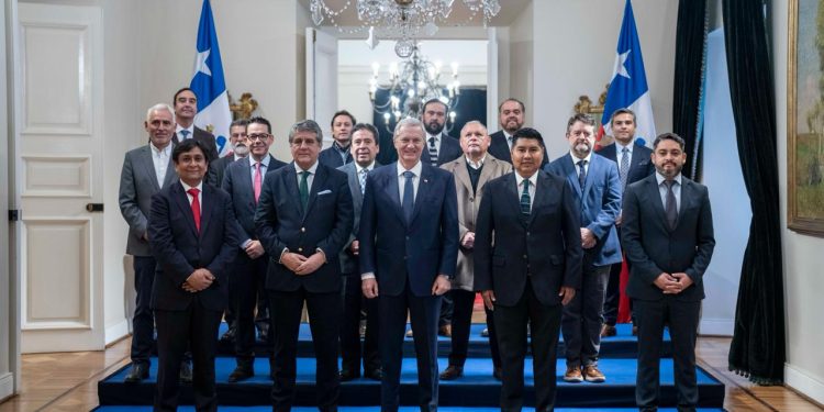 Gobernador Carvajal planteó prioridades de Tarapacá al Presidente Kast en reunión de gobernadores regionales