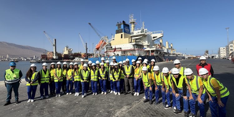Delegación de Liceo Los Cóndores conoció las operaciones del Puerto de Iquique