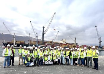 Estudiantes del Liceo Bicentenario Kronos conocen operación del Puerto de Iquique