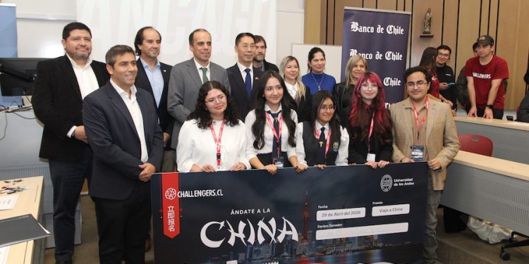 Estudiantes y profesores ganan viaje a China con innovadoras soluciones para proteger a adultos mayores de estafas digitales