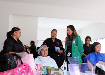 Cuidadoras reciben atención de peluquería y limpieza facial en el Centro Comunitario Norte