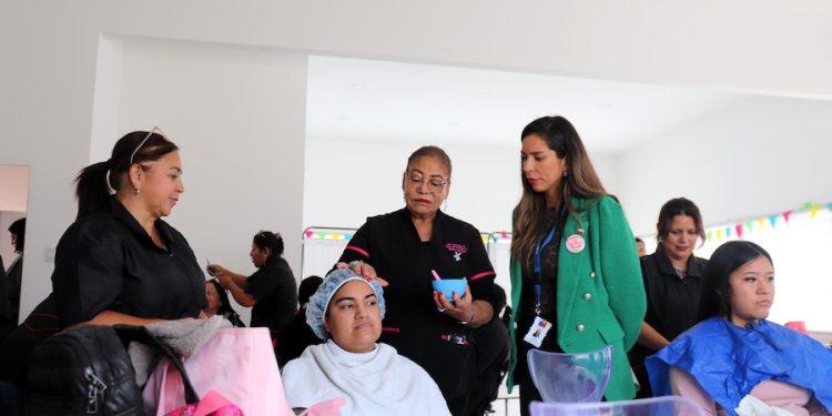 Cuidadoras reciben atención de peluquería y limpieza facial en el Centro Comunitario Norte