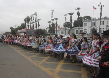 Parejas del Nacional de Cueca brindaron emiotivo esquinazo a las autoridades de Arica