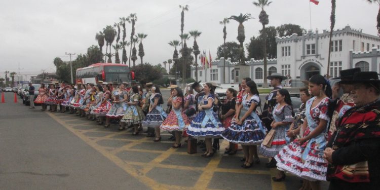 Parejas del Nacional de Cueca brindaron emiotivo esquinazo a las autoridades de Arica