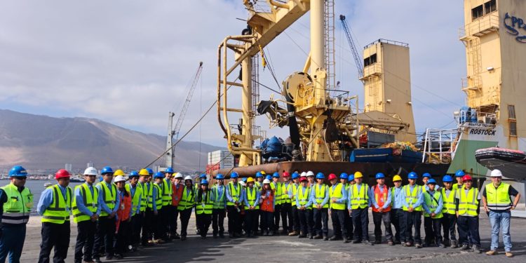 Estudiantes de Liceo Bicentenario Nirvana conoce rol del Puerto de Iquique