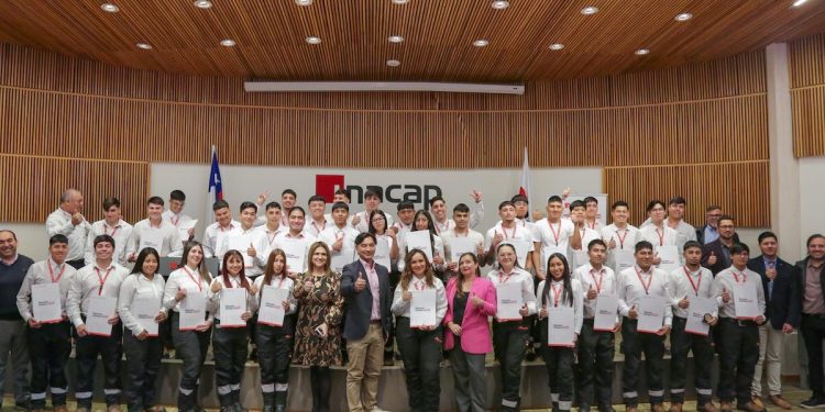 38 jóvenes de Tarapacá se preparan para operar camiones CAEX en la industria minera