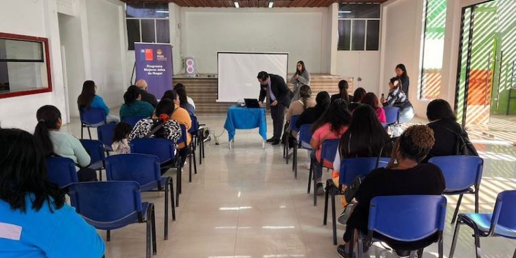 Mujeres Jefas de Hogar de Pozo Almonte fortalecen conocimientos en seguridad energética junto a SEC Tarapacá y SERNAMEG