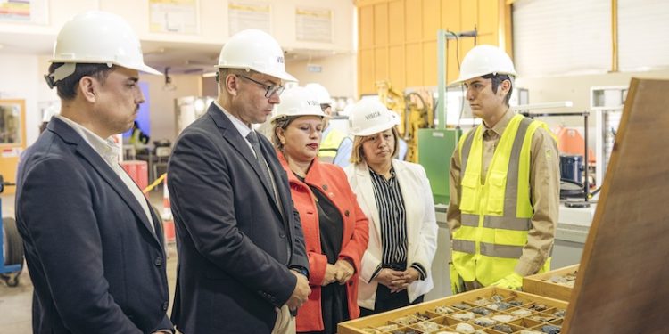 Autoridades regionales visitan Liceo Bicentenario Juan Pablo II en el Día Internacional de la Mujer Minera