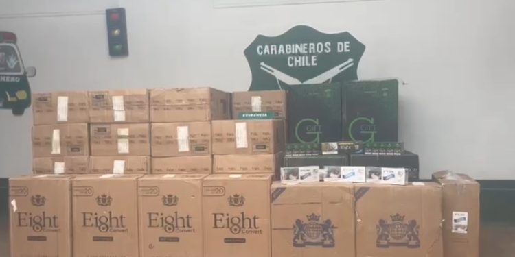 Carabineros detiene a conductor que transportaba cargamento de huevos, cigarrillos y queso ingresados de contrabando