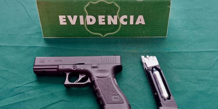 Carabineros detiene a dos menores que portaban pistola de aire comprimido