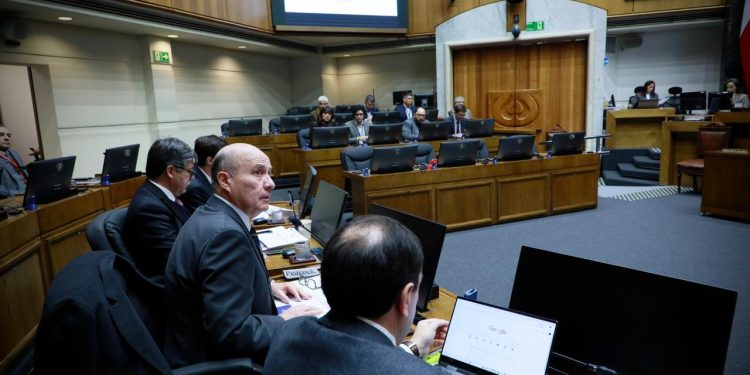 Ministro de Hacienda detalla el proyecto que autoriza un endeudamiento adicional para asegurar el financiamiento del ejercicio 2026
