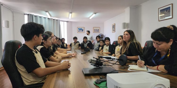 Estudiantes participan en mesas de conversación que recogen sus experiencias para incluir en el Plan Nacional de Entornos Seguros