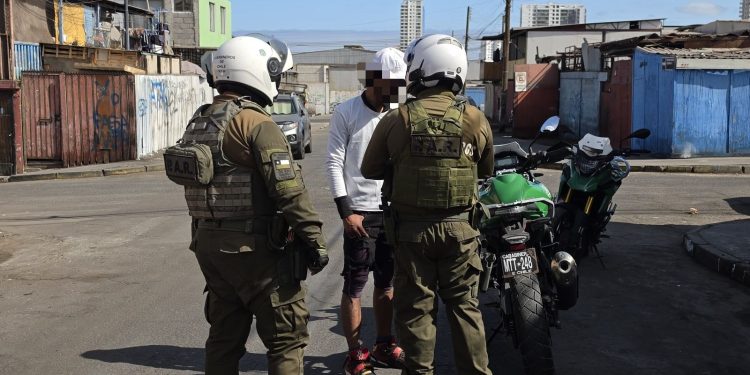 Patrulla de Acción Rápida de Carabineros detuvo a tres prófugos de la justicia en Iquique