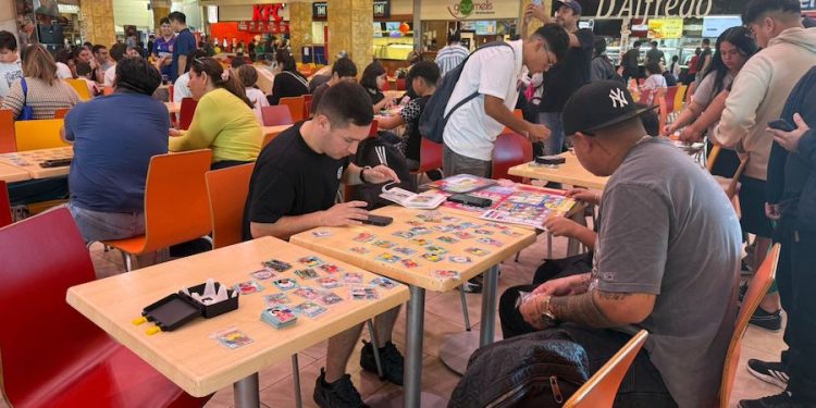 Mall ZOFRI reunió a fanáticos del fútbol en exitoso encuentro de intercambio de láminas del Mundial 2026