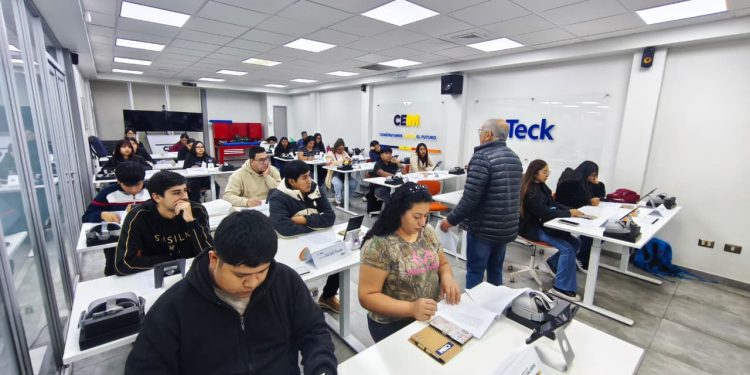 Teck Quebrada Blanca inicia programa de formación de Operadores CAEX para fortalecer la empleabilidad en Tarapacá