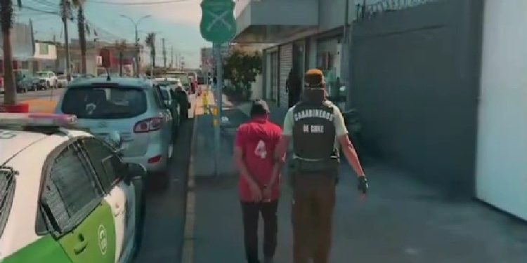 Dos detenidos por circular en vehículo con encargo por robo en Alto Hospicio