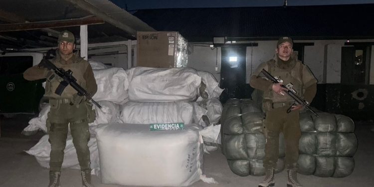 Carabineros incautó 31 fardos de ropa de contrabando en Colchane