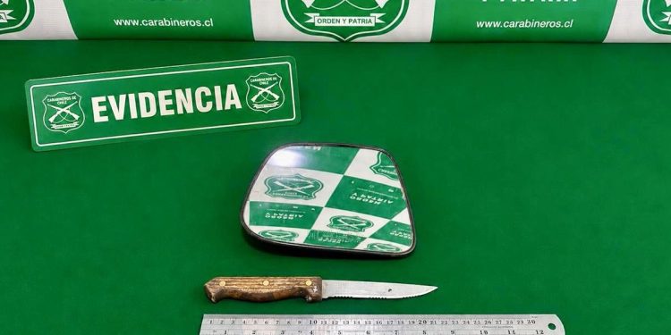 Carabineros detuvo a mujer por porte de armas blancas y receptación en Alto Hospicio