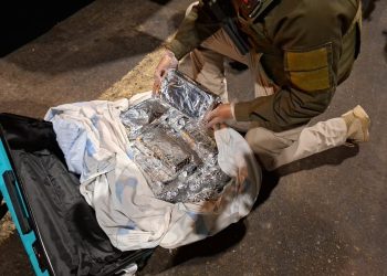 Prisión preventiva para pareja que transportaba 55 kilos de drogas en dos maletas