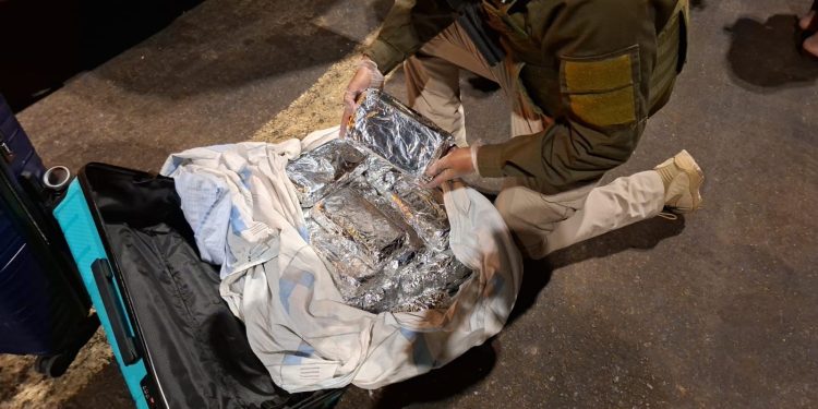 Prisión preventiva para pareja que transportaba 55 kilos de drogas en dos maletas
