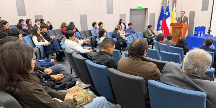 Defensoría del Contribuyente capacita a profesores, estudiantes y emprendedores de Iquique en temáticas tributarias