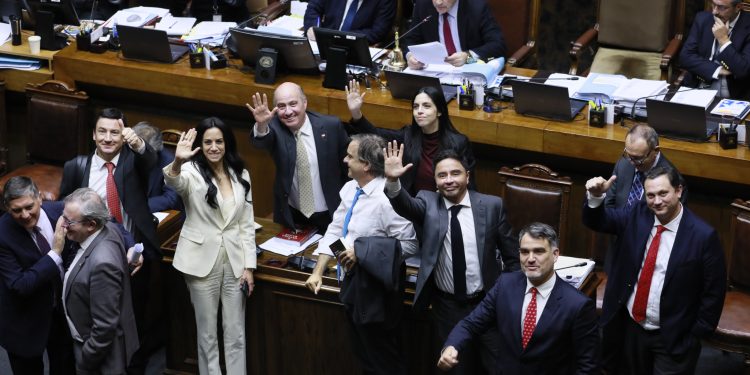 Ministro Quiroz y aprobación en particular del proyecto de Reconstrucción Nacional en el Senado: «Chile necesita crecer y este proyecto lo hace posible»