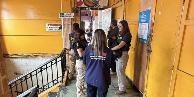23 migrantes fiscalizados en el Mercado Centenario