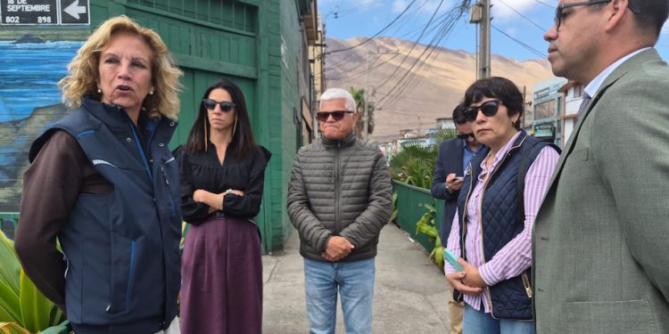 Autoridades recorren el centro de Iquique junto a vecinos para abordar problemáticas y recuperar espacios público