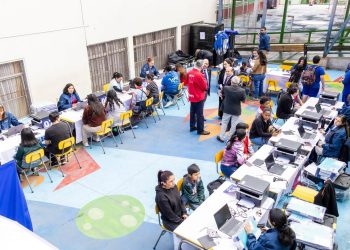Más de 1.400 estudiantes del SLEP Iquique reciben computadores gracias a las Becas TIC 2026