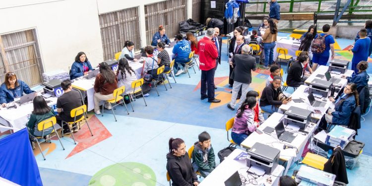 Más de 1.400 estudiantes del SLEP Iquique reciben computadores gracias a las Becas TIC 2026