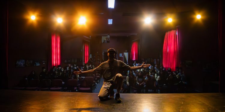 FINTDAZ y UNAP presentaron función para estudiantes en la Sala Veteranos del 79 de Iquique