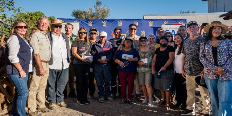 Gestión público-privada permite entregar apoyo productivo a agricultores de Matilla afectados por mosca de la fruta