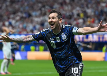 Messi y Mbappé lideran la carrera por la Bota de Oro adidas