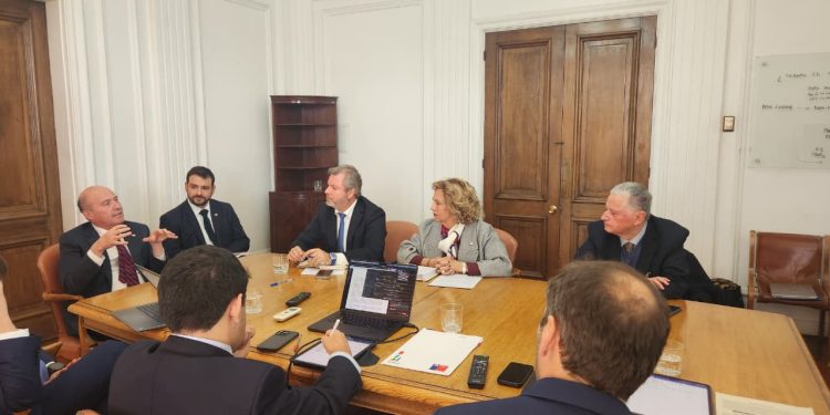 Senador Renzo Trisotti lidera reunión con Hacienda para proyectar el futuro de ZOFRI y fortalecer el desarrollo de Tarapacá