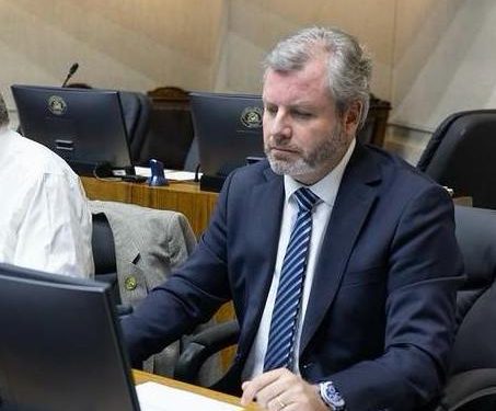 Ejecutivo acoge propuesta de los senadores Carter y Trisotti e incorpora beneficio para enfermedades catastróficas al proyecto de Reconstrucción