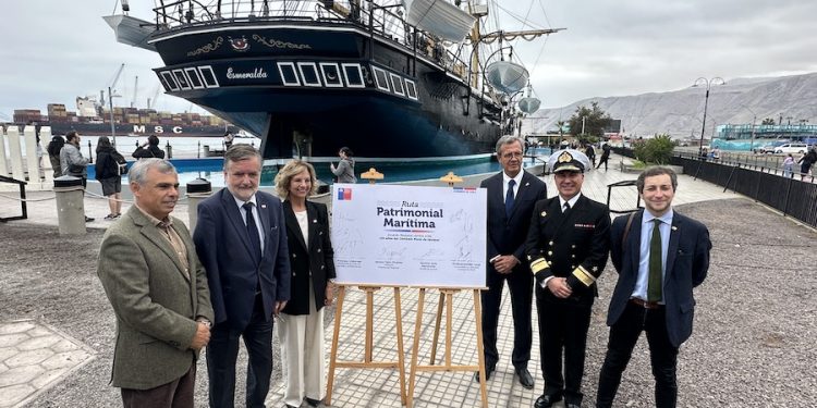 Ministro de las Culturas llegó a Tarapacá y firmó compromiso regional para conmemorar los 150 años del Combate Naval de Iquique